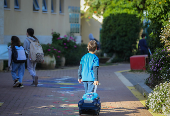 ילד הולך לבית הספר (צילום:  פלאש 90)