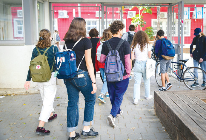 תלמידים בחזרה ללימודים (צילום:  אבשלום ששוני)