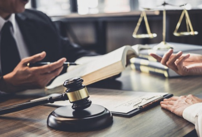 עורך דין ולקוח (צילום:  Shutterstock)