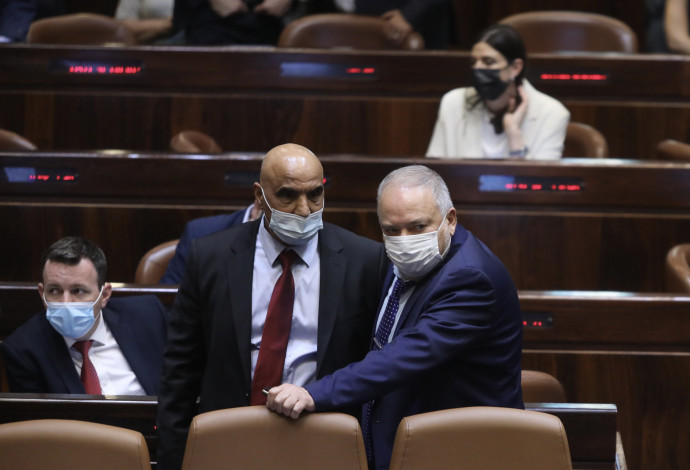 אביגדור ליברמן וחמד עמאר בדיוני התקציב במליאת הכנסת (צילום:  מרק ישראל סלם)