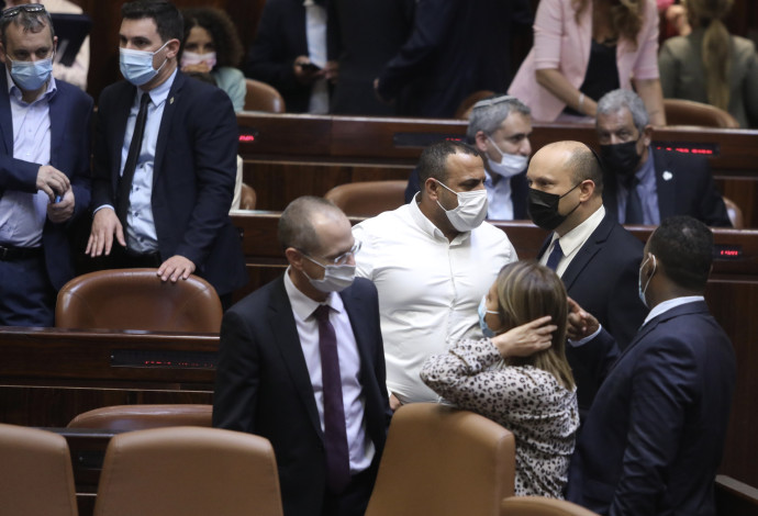 נפתלי בנט וחברי ממשלתו בדיוני התקציב במליאת הכנסת (צילום:  מרק ישראל סלם)
