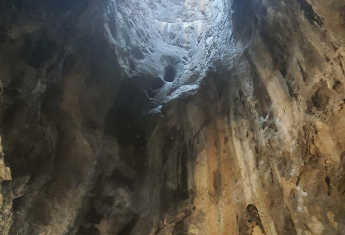 המערה בה חולצה המטיילת (צילום:  דוברות יחידת חילוץ גליל-כרמל)