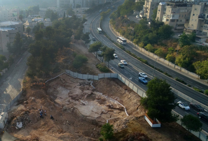 מחצבת הענק שנחשפה בירושלים (צילום:  שי לוי, רשות העתיקות)