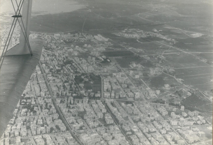 תל אביב מבעד לכנף המטוס המצלם, שנות ה-30 (צילום:  באדיבות ארכיון צה"ל במשרד הביטחון)