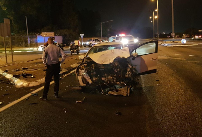 תאונת הדרכים בכביש 40 (צילום:  דוברות המשטרה)