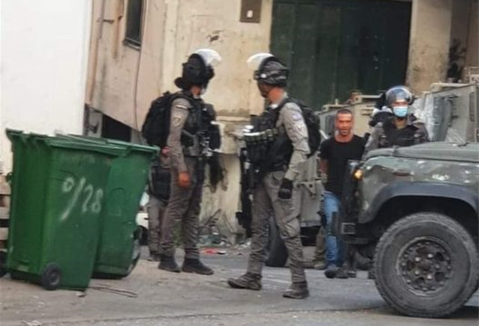 כוחות הביטחון בגדה המערבית עוצרים חשוד (צילום:  רשתות ערביות)