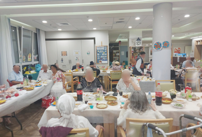 קשישים עריריים מתארחים בבית אבות בחג (צילום:  משרד הרווחה והעבודה)