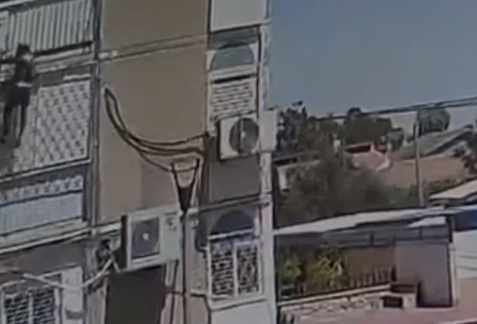 תיעוד ניסיון הפריצה, צילום מסך מתוך מצלמות האבטחה (צילום:  מצלמות אבטחה, דוברות משטרת ישראל)
