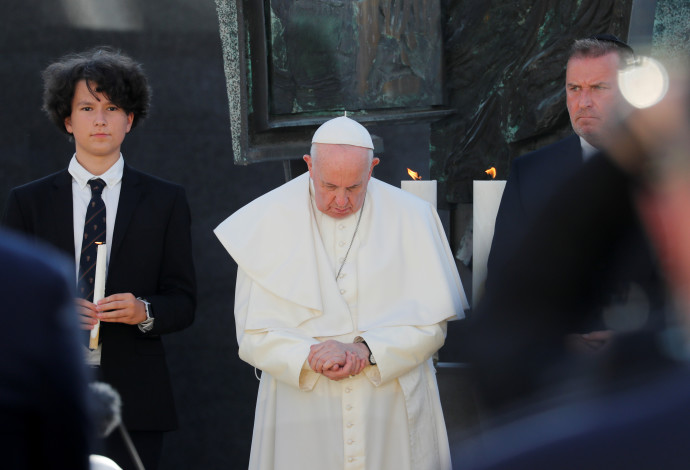 האפיפיור והקהילה היהודית בברטיסלבה (צילום:  REUTERS/Remo Casilli)