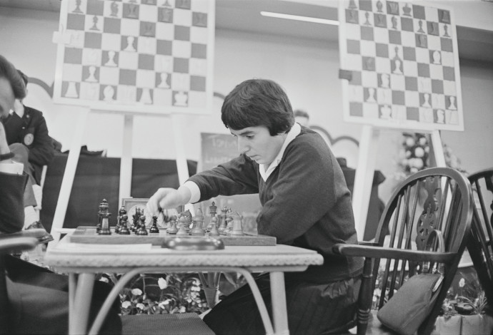 נונה גפרינדשווילי, שחקנית השחמט המקורית ב-1964 (צילום:  Stanley Sherman Daily Express Hulton Archive Getty Images)