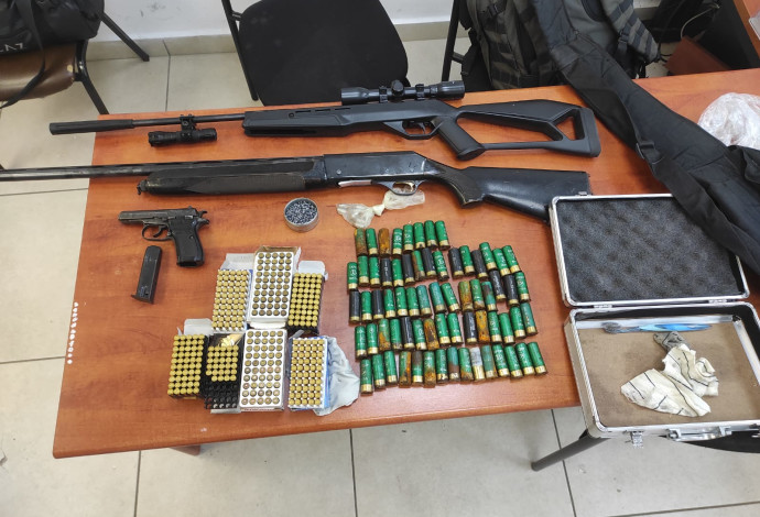 נשקים שנתפסו במחוז צפון (צילום:  דוברות המשטרה)