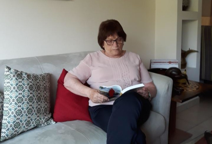 חנה בוקצ’ין קוראת ספר (צילום:  פרטי)