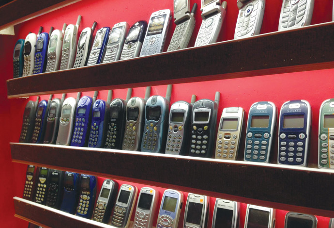 הטלפונים הניידים המוצגים במוזיאאון  (צילום:  obile phone museum )