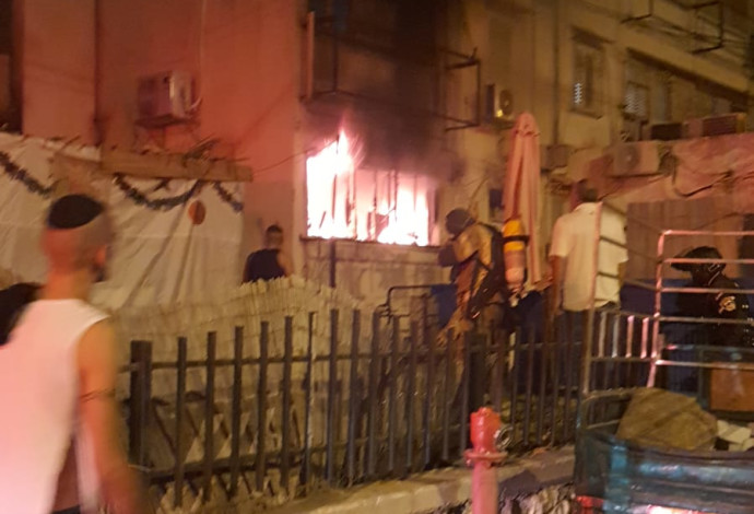 השריפה בבניין המגורים בפתח תקווה (צילום:  דוברות כבאות והצלה לישראל מחוז מרכז)