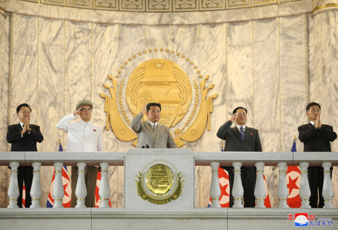 קים ג'ונג-און (צילום:  KCNA via REUTERS)