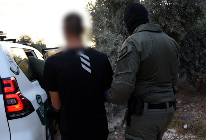 מעצרו של אחד החשודים (צילום:  משטרת ישראל)