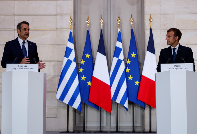 נשיא הצרפתי עמנואל מקרון וראש ממשלת יוון קיריאקוס מיצוטקיס (צילום:  רויטרס)