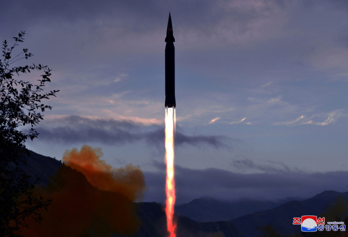 הטיל הבליסטי הקוראני  (צילום:  KCNA via REUTERS)