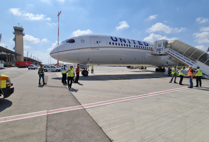 מטוס יונייטד איירליינס נחת בנתב"ג (צילום:  דוברות רשות שדות התעופה)