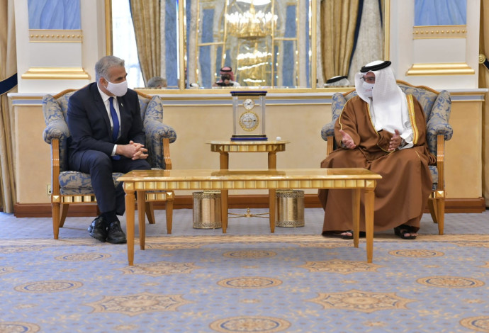שר החוץ יאיר לפיד עם יורש העצר וראש ממשלת בחריין סלמאן בן חמד אאל ח'ליפה (צילום:  שלומי אמסלם, לע"מ)