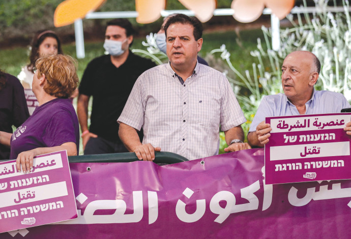 איימן עודה בהפגנה  (צילום:  Getty images)