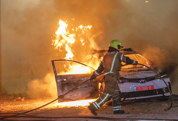 שריפת ניידת בפרעות בלוד (צילום:  יוסי אלוני, פלאש 90)