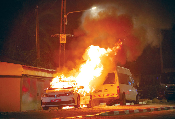 שריפת ניידת בפרעות בלוד במאי  (צילום:  יוסי אלוני, פלאש 90)