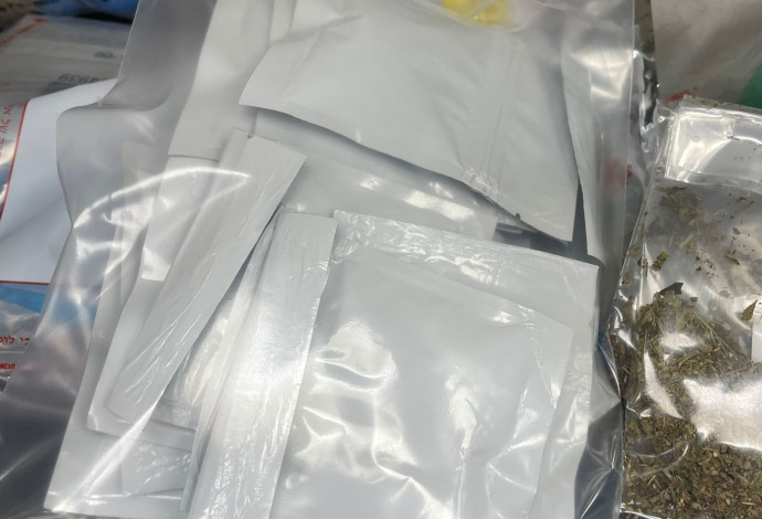 שקיות "נייס גאי" שנמצא בהן חומר רעיל (צילום:  דוברות המשטרה)