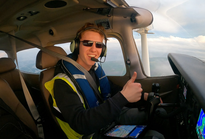 טראוויס לודלו, הטייס הצעיר בעולם שהקיף את כדו"א (צילום:  Guinness World Records)