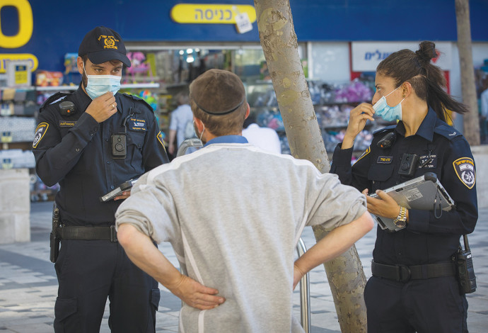 שוטרים רושמים דוחות בימי קורונה (צילום:  נתי שוחט, פלאש 90)