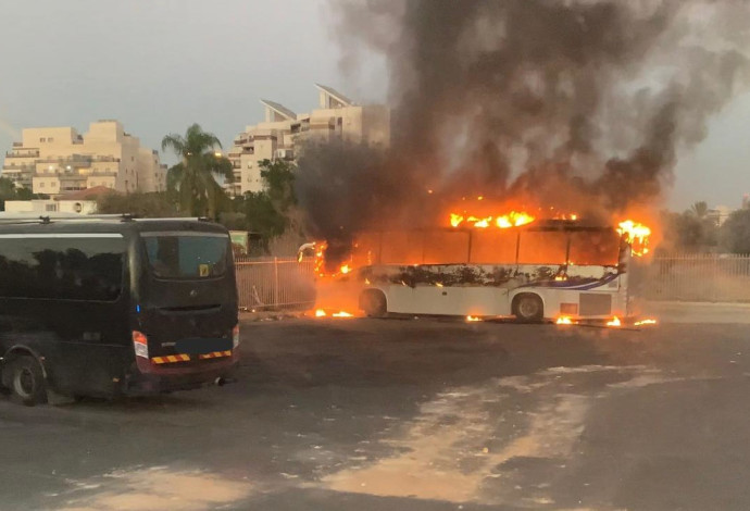 שריפת אוטובוס ברמלה (צילום:  תיעוד מבצעי כבאות והצלה)
