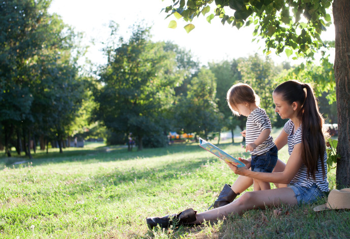 אמא וילד יושבים בפארק, אילוסטרציה  (צילום:  אינג אימג')