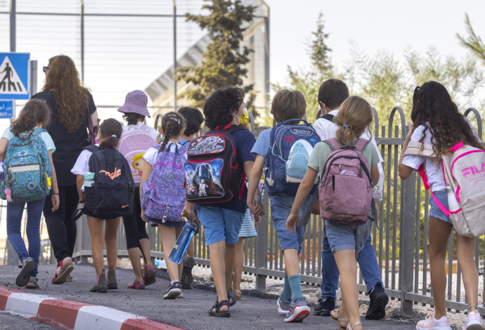 תלמידים בדרך לבית הספר (צילום:  אוליבייה פיטוסי, פלאש 90)