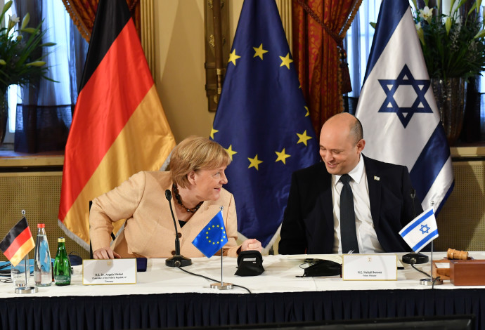 ראש הממשלה נפתלי בנט וקנצלרית גרמניה אנגלה מרקל (צילום:  יואב דודקביץ', פול ידיעות אחרונות)