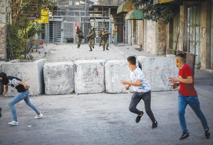 חיילים ופלסטינים בחברון (צילום:  ויסאם השלמון, פלאש 90)