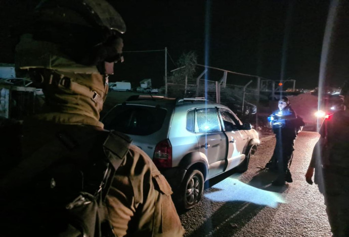 זירת הפיגוע במחסום קלנדיה (צילום:  דוברות המשטרה)