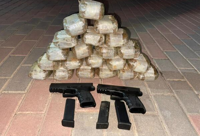 הסמים והנשק שנתפסו (צילום:  דוברות המשטרה)
