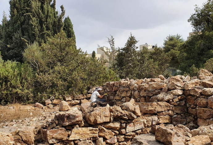 שימור המיצד בגבעה הצרפתית בירושלים (צילום:  יעל קלמן, רשות העתיקות)