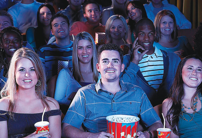 אנשים רואים סרט בקולנוע (צילום:  אינגאימג)