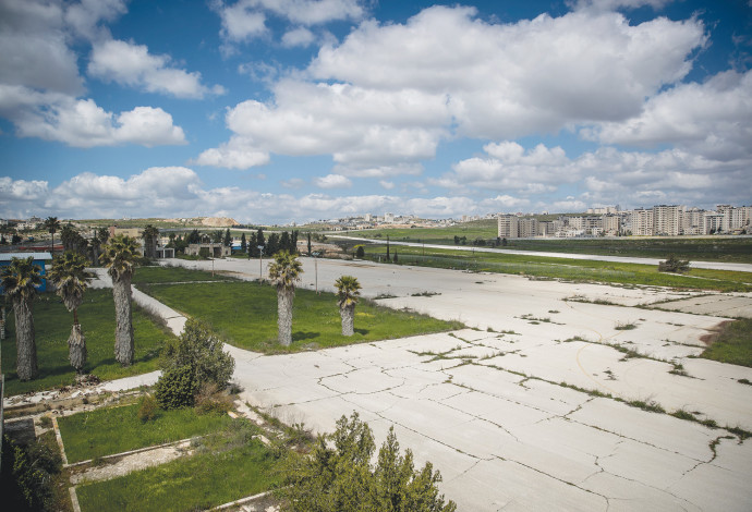 שדה התעופה הנטוש בעטרות (צילום:  יונתן זינדל, פלאש 90)