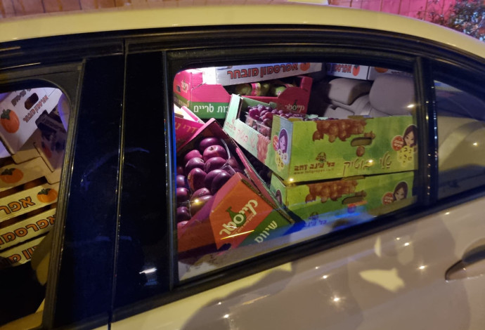 הרכב שנתפס עם ארגזי הפירות והירקות (צילום:  דוברות המשטרה)