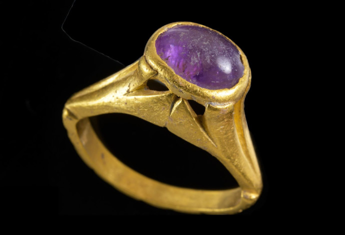 הטבעת שנמצאה ביבנה (צילום:  דפנה גזית, רשות העתיקות)