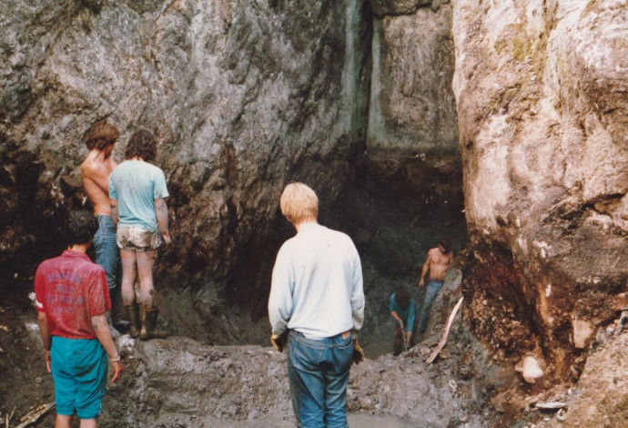 תחילת החיפושים אי שם בשנת 1987 (צילום:  Getty images)
