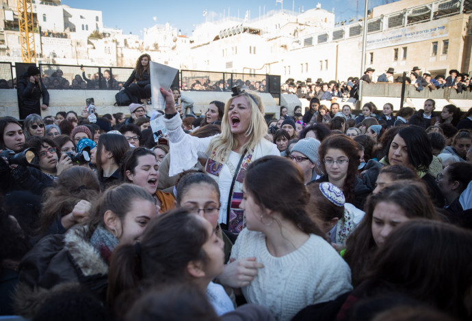 נשות הכותל בתפילה בכותל המערבי (צילום:  הדס פרוש, פלאש 90)