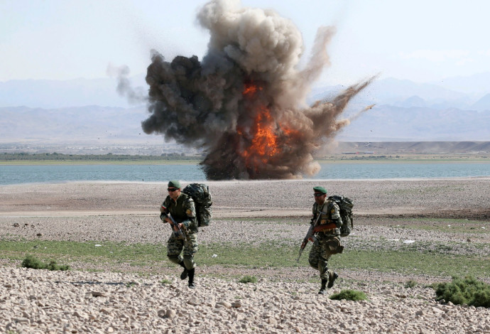 חיילים איראנים (צילום:  WANA (West Asia News Agency)/Handout via REUTERS)