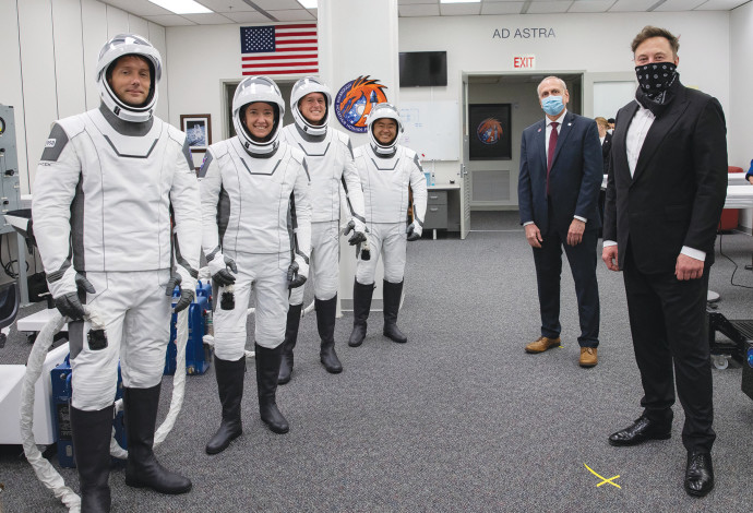 אילון מאסק מימין, וארבעת האסטרונאוטים (צילום:  רויטרס)