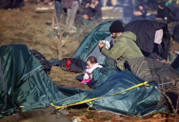 מהגרים בשקי שינה על גבול בלארוס-פולין (צילום:  רויטרס)