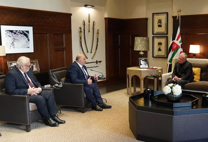 מנסור עבאס בפגישה עם המלך עבדאללה בירדן (צילום:  סוכנות הידיעות הממשלתית הירדנית)