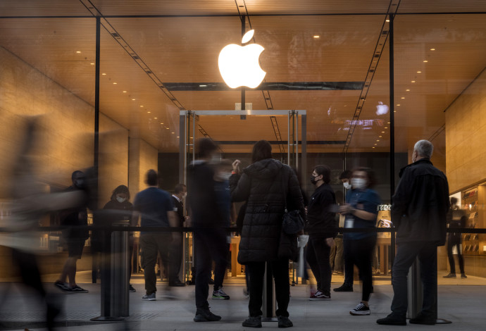 אנשים בחנות של אפל (צילום:  Chris McGrath/Getty Images)