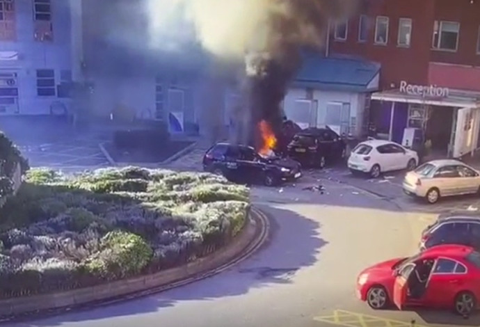 פיצוץ הרכב מחוץ לבית החולים לנשים בליברפול (צילום:  צילום מסך מתוך רויטרס)
